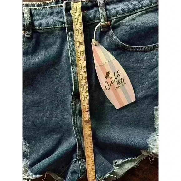 Cali 1850 Cutoff Shorts Butterfly Embroidered Pocket NWT Size 11 High Rise - Picture 5 of 7